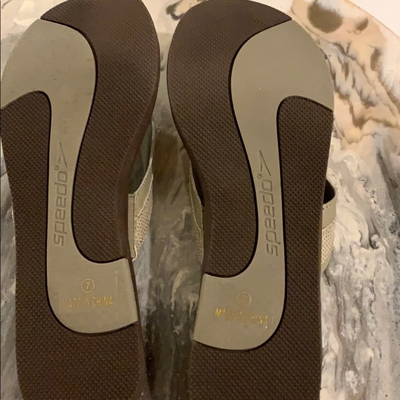 Tan Speedo flip flops NWB NWT - Picture 4 of 6
